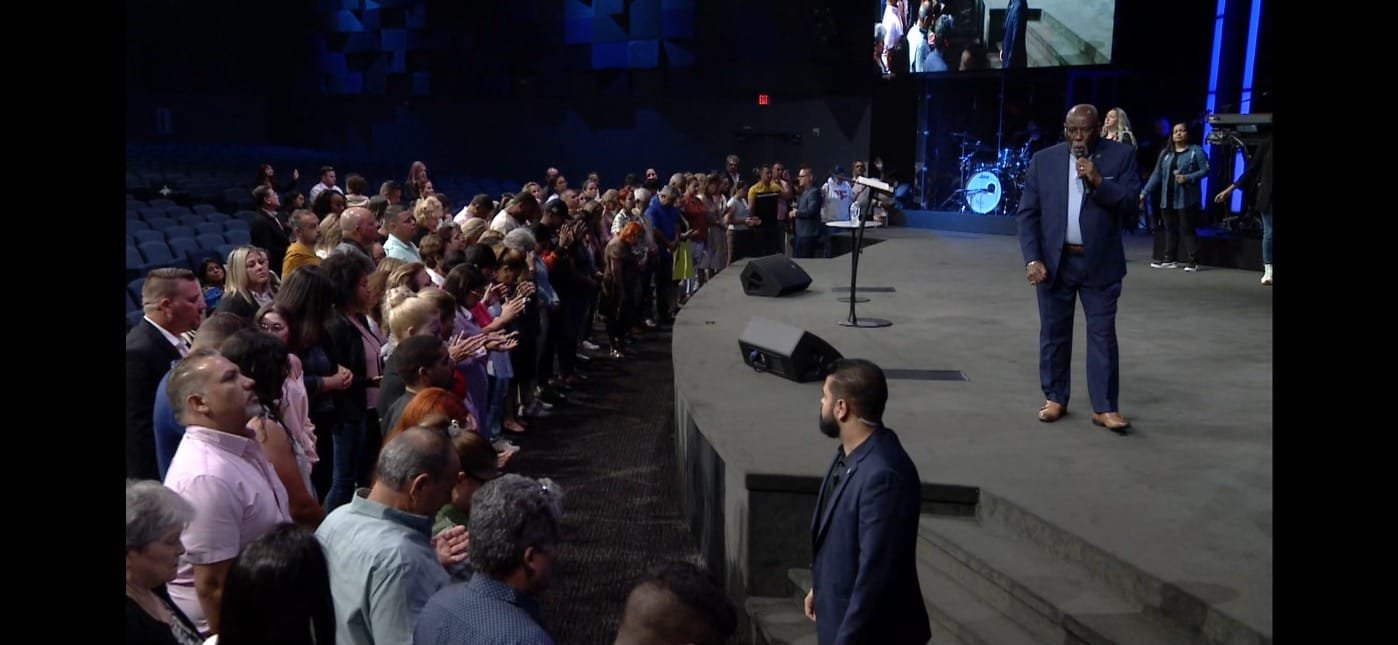 Pastor Orlando Oviedo predicando